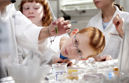 Foto mit Jungen im Labor (Foto: KIT)