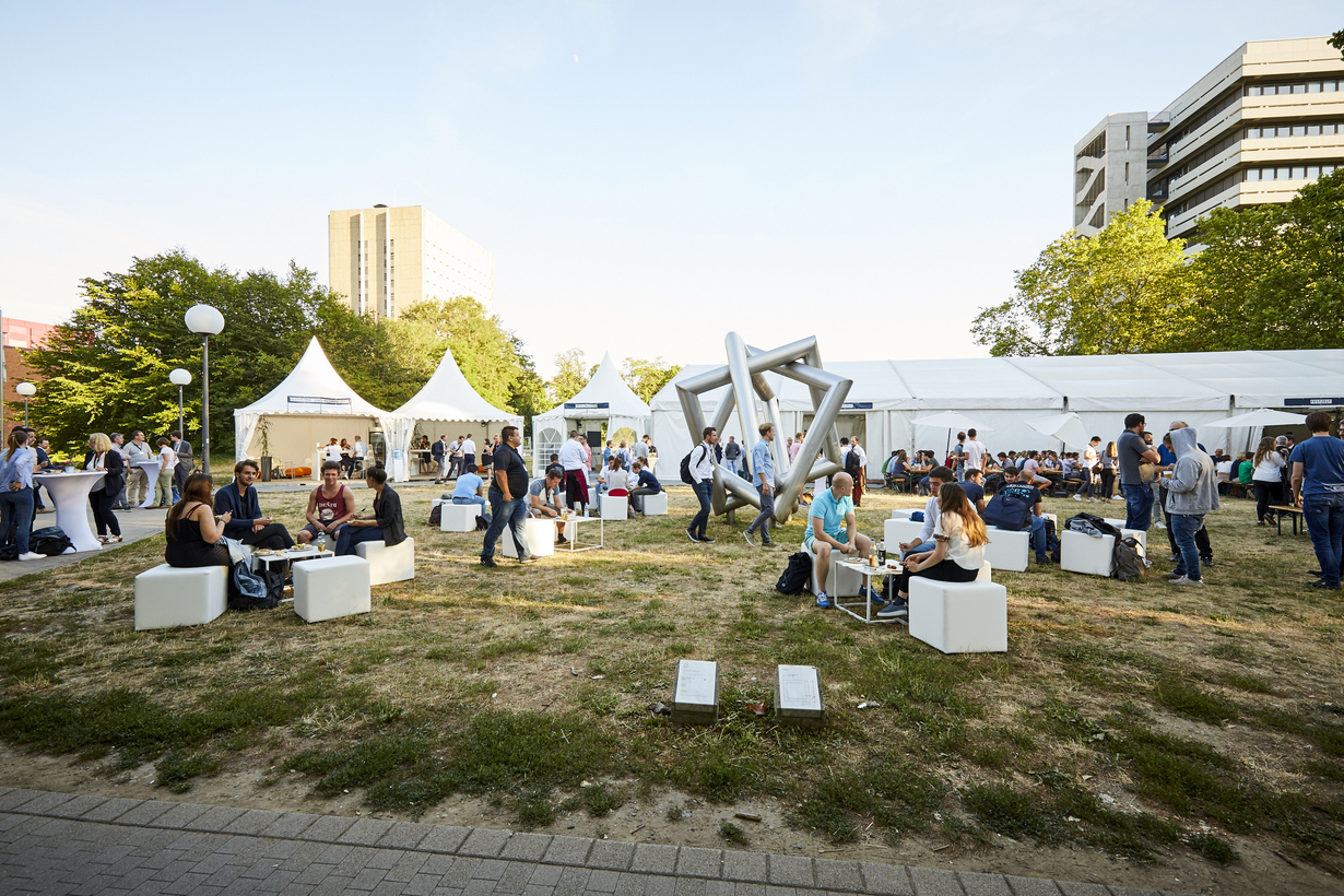 Auf dem Campus - Zelte und Personen