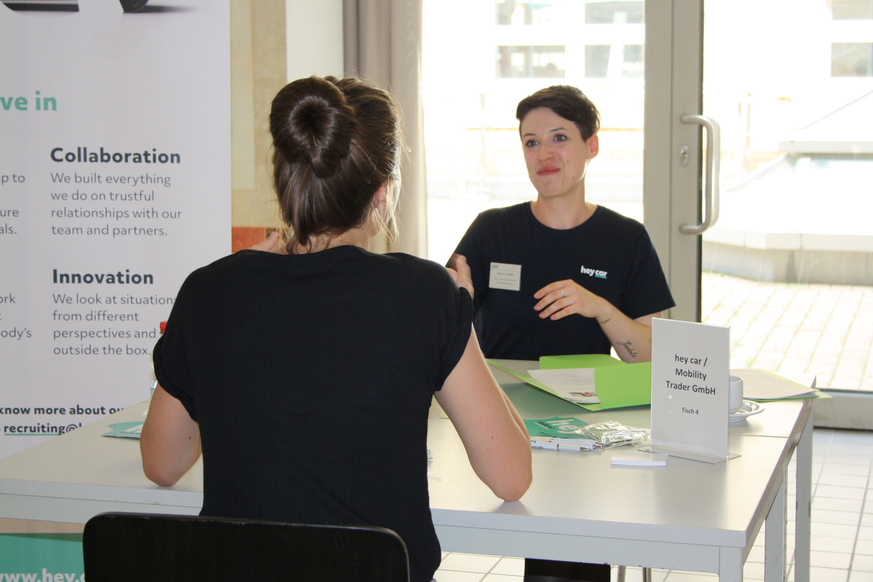 Company Event: zwei Frauen im Gespräch