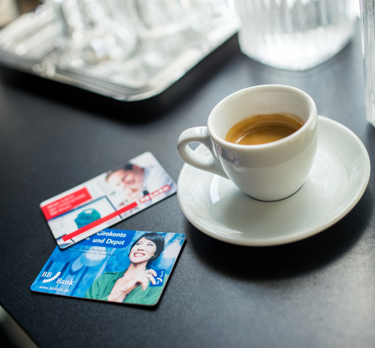 KIT-Cards neben Kaffeetasse