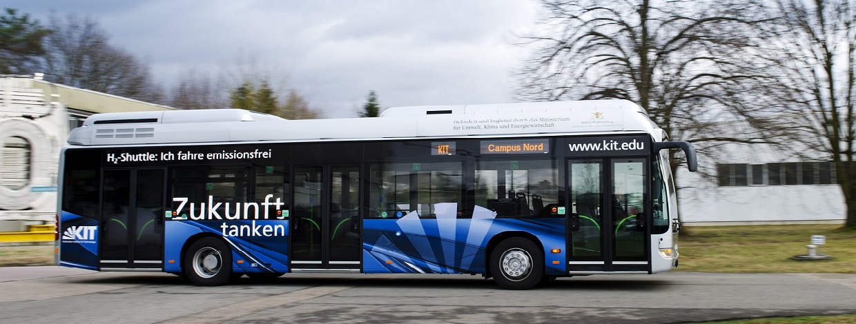 KIT-Shuttle bei der Fahrt.