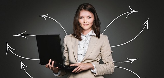 Foto mit Frau, die einen Laptop in der Hand hält