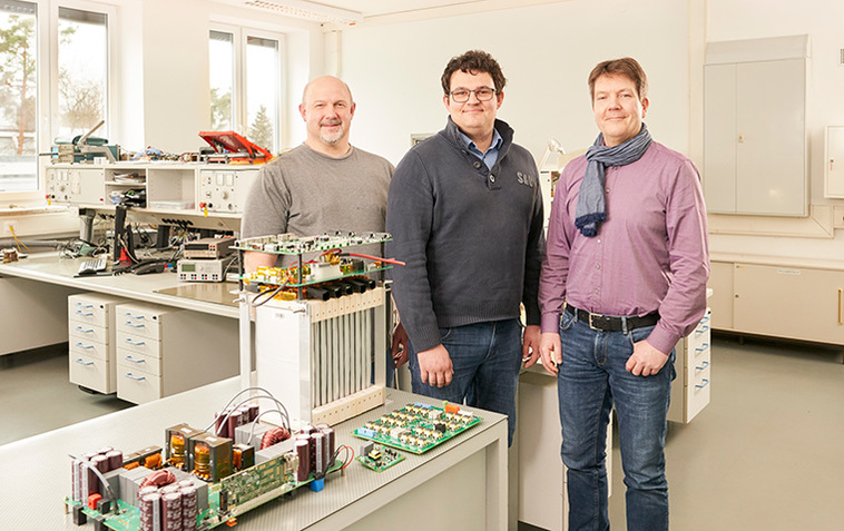 Amadeus Bramsiepe / KIT Volker Reiling, Simon Bischof und Dr. Thomas Blank vom IPE haben im Rahmen eines Technologietransfer-Projekts ein effizientes BMS für die stationären Speicheranwendungen mit Lithium-Ionen-Batteriezellen von RCT Power entwickelt.